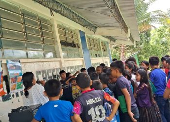 Personal de Salud imparte charla sobre prevención contra el sarampión en una escuela de Petén.