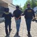 Agentes de la PNC conducen a una persona capturada durante allanamiento en Usumatlán, Zacapa.
