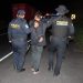 Agentes de Dipanda conducen a uno de los capturados en operativos antiextorsiones.