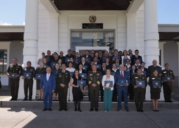 Autoridades del Mindef, durante acto de entrega de certificaciones Certificaciones ISO 9001:2015 a ocho dependencias de ese ministerio. / Foto: Alex Jacinto