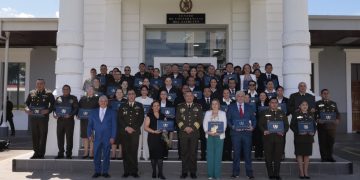 Augoridades del Mindef, durante acto de etrega de certificaciones Certificaciones ISO 9001:2025 a ocho dependencias de ese ministerio.
