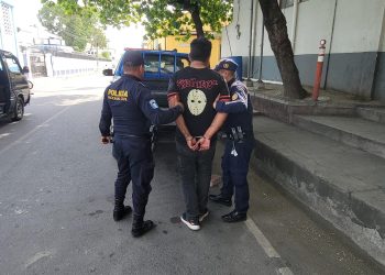 Agentes de la PNC de Zacapa trasladan al salvadoreño alias "Chapato", antes de su expulsión a su país.