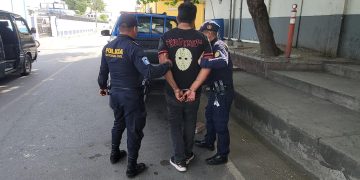 Agentes de la PNC de Zacapa trasladan al salvadoreño alias "Chapato", antes de su expulsión a su país.