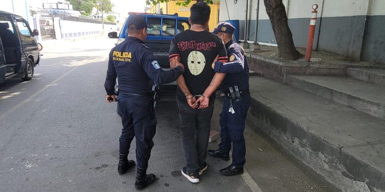 Agentes de la PNC de Zacapa trasladan al salvadoreño alias "Chapato", antes de su expulsión a su país.