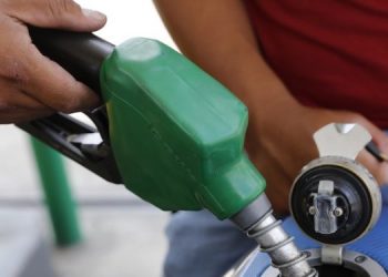 Los precios de los combustibles experimentan una ligera reducción para esta semana.