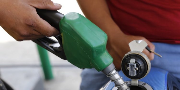 Los precios de los combustibles experimentan una ligera reducción para esta semana.