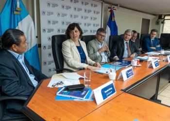 Acto de firma del convenio de cooperación entre el Ministerio de Salud, la Embajada de Francia en Guatemala y Jhpiego.