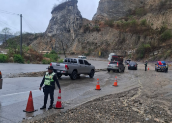 Brindan atención a emergencias por lluvias en carretera./Foto: Conred.