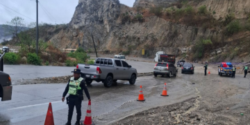 Brindan atención a emergencias por lluvias en carretera./Foto: Conred.