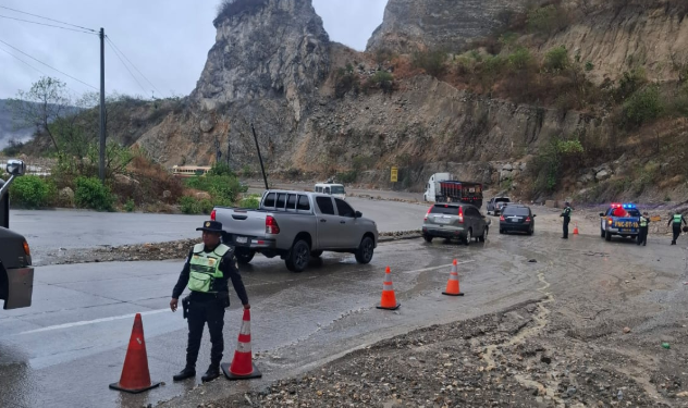 Brindan atención a emergencias por lluvias en carretera./Foto: Conred.