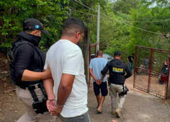 Capturan a tío y sobrino señalados por asesinato./Foto: PNC.