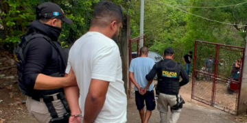 Capturan a tío y sobrino señalados por asesinato./Foto: PNC.