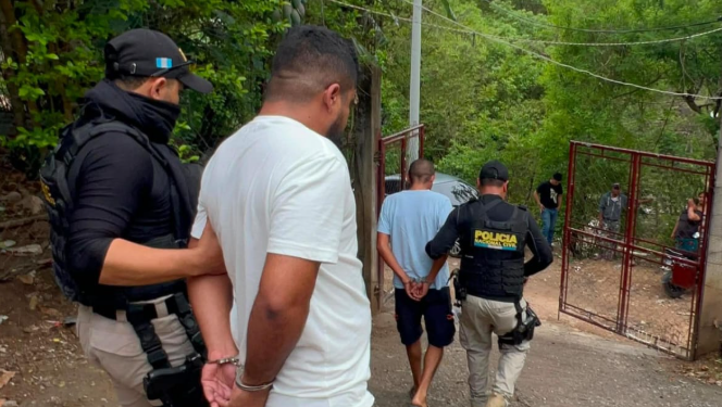 Capturan a tío y sobrino señalados por asesinato./Foto: PNC.