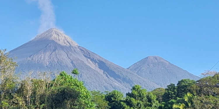 Insivumeh alerta por incremento de actividad en volcán de Fuego y emite recomendaciones