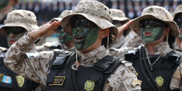 E k’o k’ak’ ajchajin tinamit xetijoxik rech ruk’ ronojel kachuq’ab’ kakiq’atij ri k’ax ri’ / Nuevos policías especialistas fortalecen combate al crimen