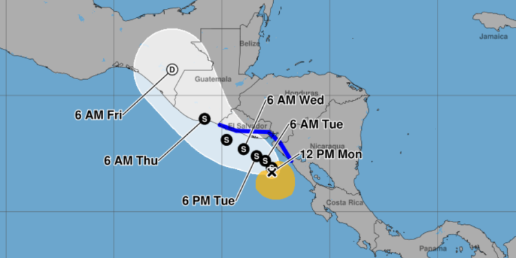Se espera que la tormenta Cristina incremente las lluvias a partir de hoy en el país./Foto: NOAA/Conred.