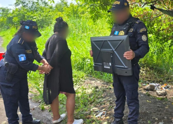 De acuerdo con el reporte policial, la detenida fue identificada como Karina N, de 40 años, conocida con el alias de La Morena. / Foto: PNC