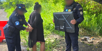 De acuerdo con el reporte policial, la detenida fue identificada como Karina N, de 40 años, conocida con el alias de La Morena. / Foto: PNC