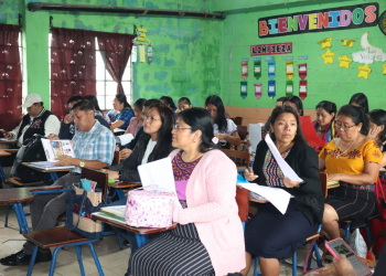 Docentes fortalecen sus conocimientos del idioma poqomam./Foto: ALGM.