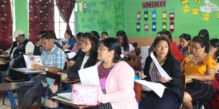 Docentes fortalecen sus conocimientos del idioma poqomam./Foto: ALGM.