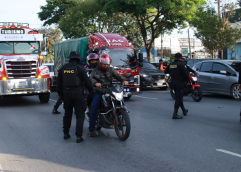 Desde las primeras horas de la mañana, agentes de la comisaría 14, elementos de fuerzas especiales y personal del Departamento de Tránsito de la PNC realizaron acciones preventivas. / Foto: PNC