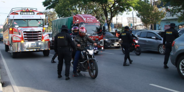 Desde las primeras horas de la mañana, agentes de la comisaría 14, elementos de fuerzas especiales y personal del Departamento de Tránsito de la PNC realizaron acciones preventivas. / Foto: PNC