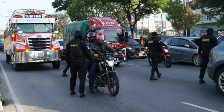 Desde las primeras horas de la mañana, agentes de la comisaría 14, elementos de fuerzas especiales y personal del Departamento de Tránsito de la PNC realizaron acciones preventivas. / Foto: PNC