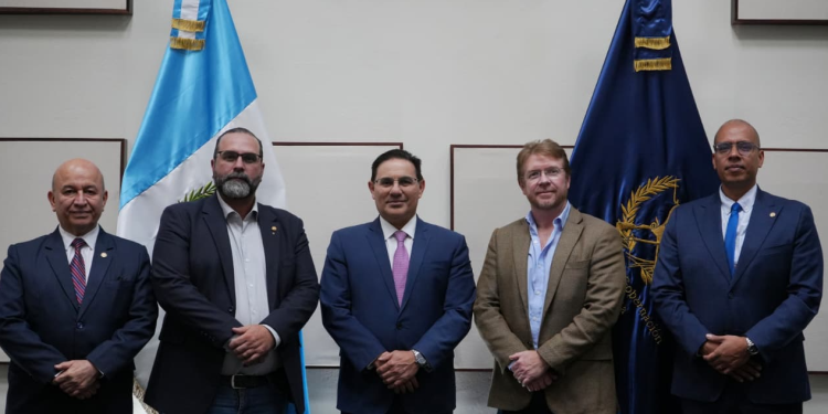 Durante la reunión, Villeda destacó que la coordinación interinstitucional constituye una herramienta clave para consolidar estrategias de seguridad más efectivas. / Foto: Mingob