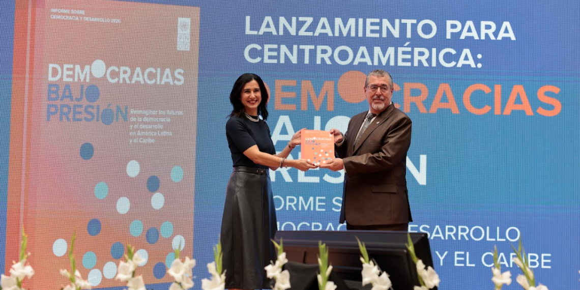 Presidente participa en el lanzamiento del Informe sobre Democracia y Desarrollo en Guatemala