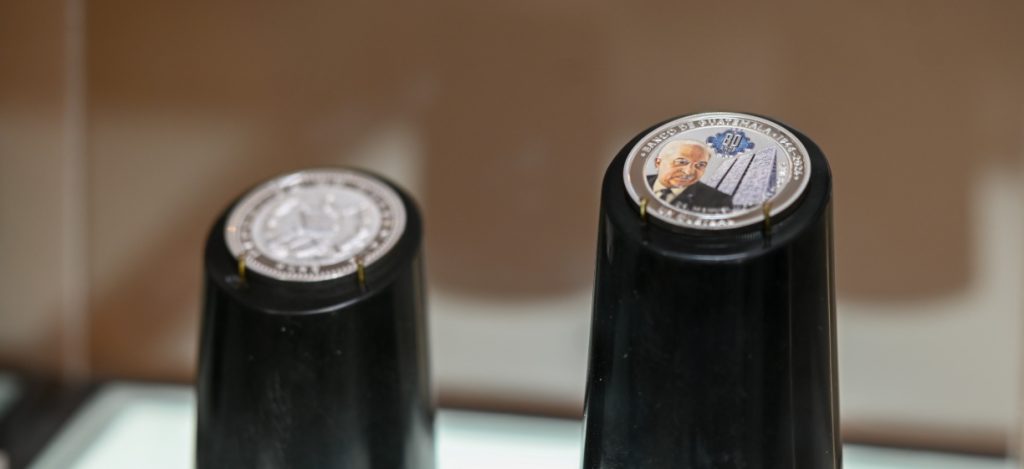 Presenta moneda conmemorativa de los 80 años del Banco de Guatemala
