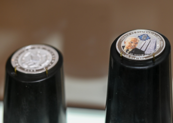 Presenta moneda conmemorativa de los 80 años del Banco de Guatemala