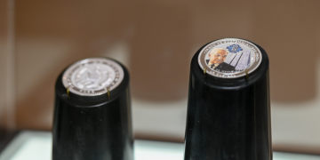 Presenta moneda conmemorativa de los 80 años del Banco de Guatemala