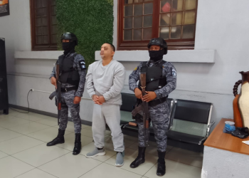 La Fuerza Élite trasladó al privado de libertad Víctor Manuel Pérez Mazariegos hacia la Fuerza Aérea Guatemalteca para su extradición a Estados Unidos. / Foto: SP