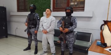 La Fuerza Élite trasladó al privado de libertad Víctor Manuel Pérez Mazariegos hacia la Fuerza Aérea Guatemalteca para su extradición a Estados Unidos. / Foto: SP