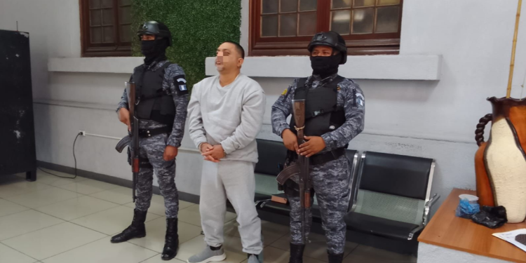 La Fuerza Élite trasladó al privado de libertad Víctor Manuel Pérez Mazariegos hacia la Fuerza Aérea Guatemalteca para su extradición a Estados Unidos. / Foto: SP