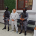 La Fuerza Élite trasladó al privado de libertad Víctor Manuel Pérez Mazariegos hacia la Fuerza Aérea Guatemalteca para su extradición a Estados Unidos. / Foto: SP