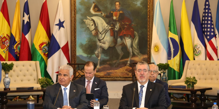 Presidente Bernardo Arévalo participa en el acto de los 200 años del Congreso Anfictiónico