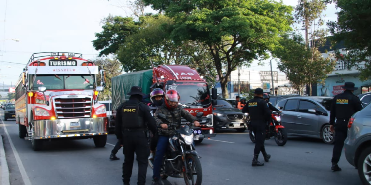 Puesto de revisión durante plan "Semáforo Seguro". / Foto: PNC