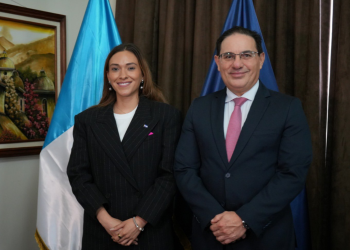 Ministro de Gobernación, Marco Antonio Villeda, y la embajadora de Honduras en Guatemala, Rosa Elena Lobo Juárez. / Foto: Mingob