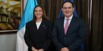 Ministro de Gobernación, Marco Antonio Villeda, y la embajadora de Honduras en Guatemala, Rosa Elena Lobo Juárez. / Foto: Mingob