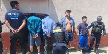 Como resultado de las acciones policiales, fueron aprehendidas cinco personas señaladas de estar vinculadas con el ataque armado. / Foto: PNC