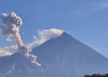 Autoridades prohíben ascensos a los volcanes de Fuego y Santiaguito