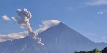 Autoridades prohíben ascensos a los volcanes de Fuego y Santiaguito