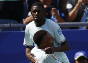Francia golea con triplete de Dembélé y se queda con el liderato del Grupo I