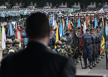 Presidente Arévalo en acto conmemorativo en el día del Ejercito. / Foto Álvaro Interiano