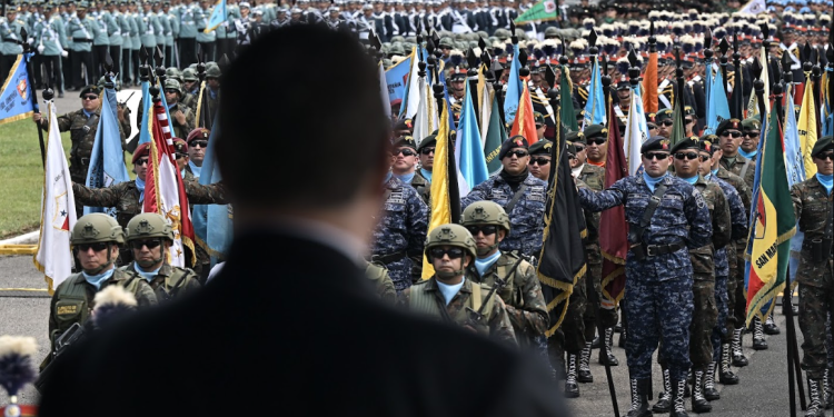 Presidente Arévalo en acto conmemorativo en el día del Ejercito. / Foto Álvaro Interiano