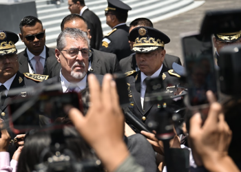 Presidente Arévalo y ministro Saenz, brindando declaraciones a la prensa. / Foto: Álvaro Interiano