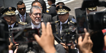 Presidente Arévalo y ministro Saenz, brindando declaraciones a la prensa. / Foto: Álvaro Interiano