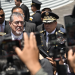 Presidente Arévalo y ministro Saenz, brindando declaraciones a la prensa. / Foto: Álvaro Interiano