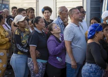 Afectados por los terremotos de La Guaria, el estado más afectado, hacen fila para recibir alimentos.